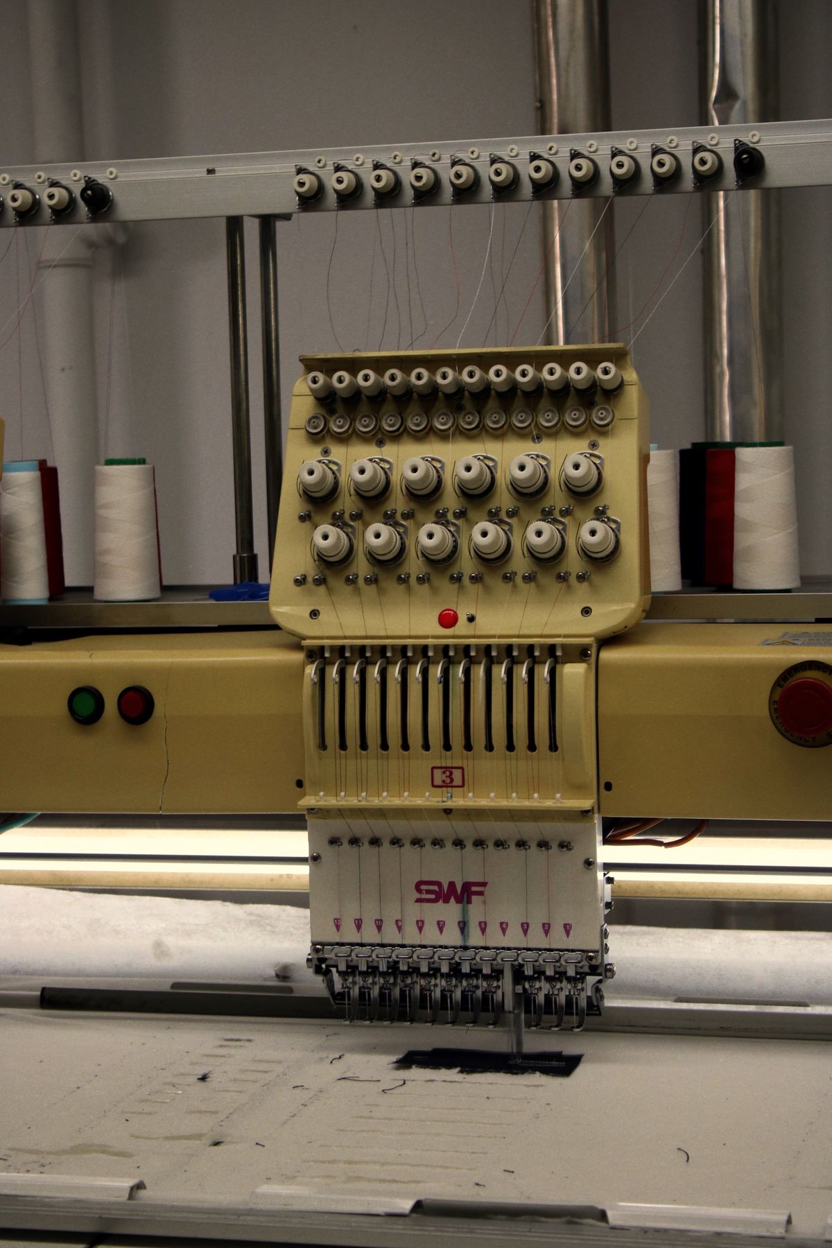 Industrial embroidery machine with thread spools